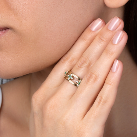 Золотое кольцо с бриллиантами и изумрудами