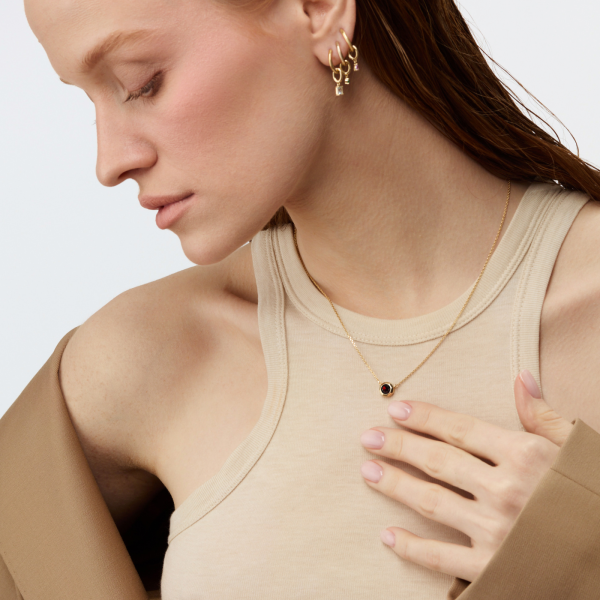 Золотое колье с гранатом