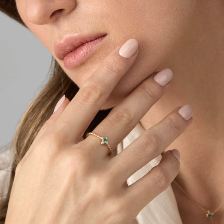 Золотое кольцо с бриллиантами и изумрудом